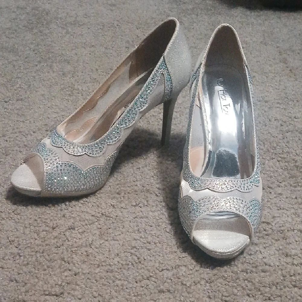 Hot Tomato Red Carpet Elegant Sparkly Silver Peep-Toe Heels Sz 8 wide Sz 8W NWOT